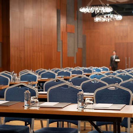 Radisson Blu Hotel Istanbul Asia Exteriér fotografie The conference room of the European University
