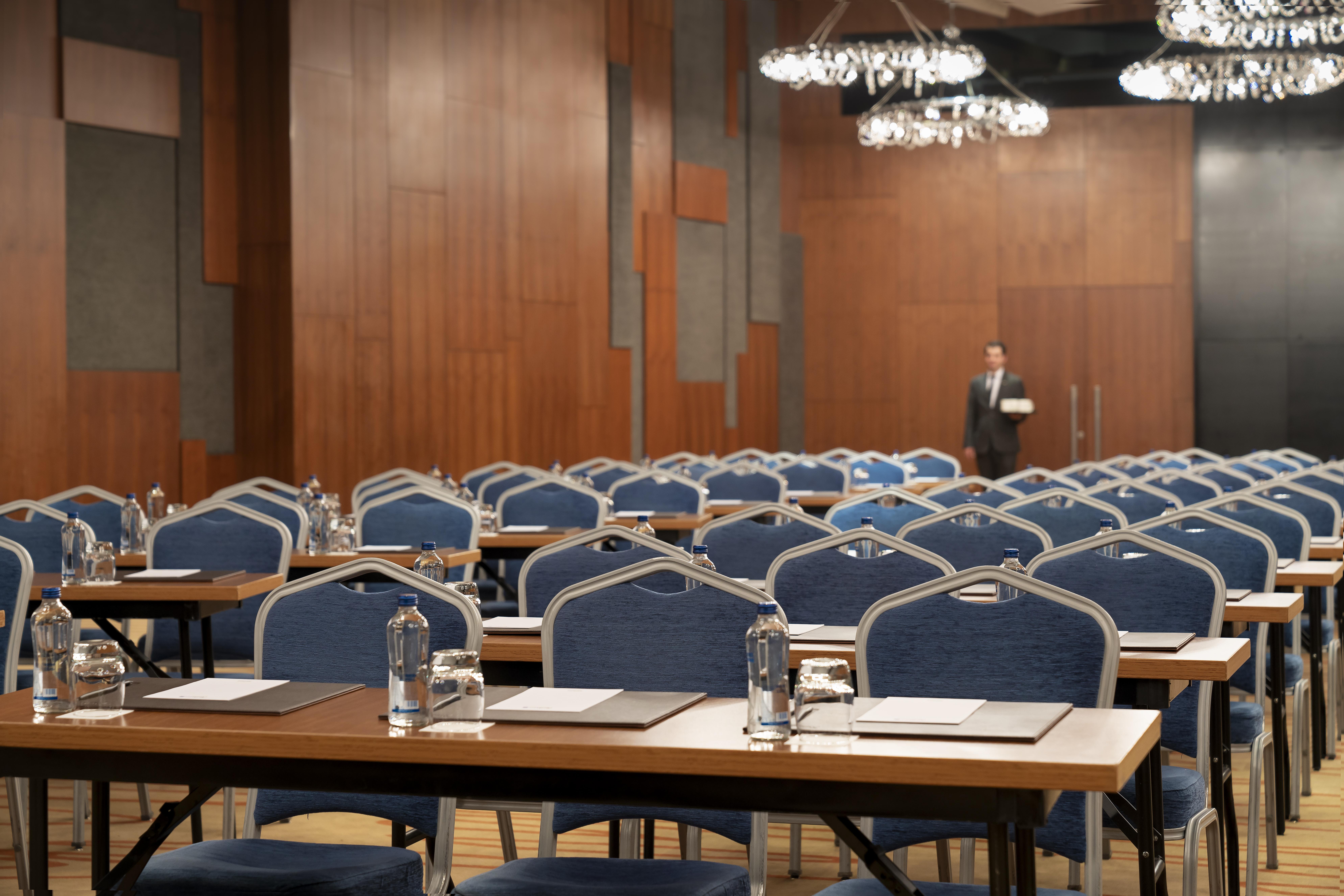Radisson Blu Hotel Istanbul Asia Exteriér fotografie The conference room of the European University