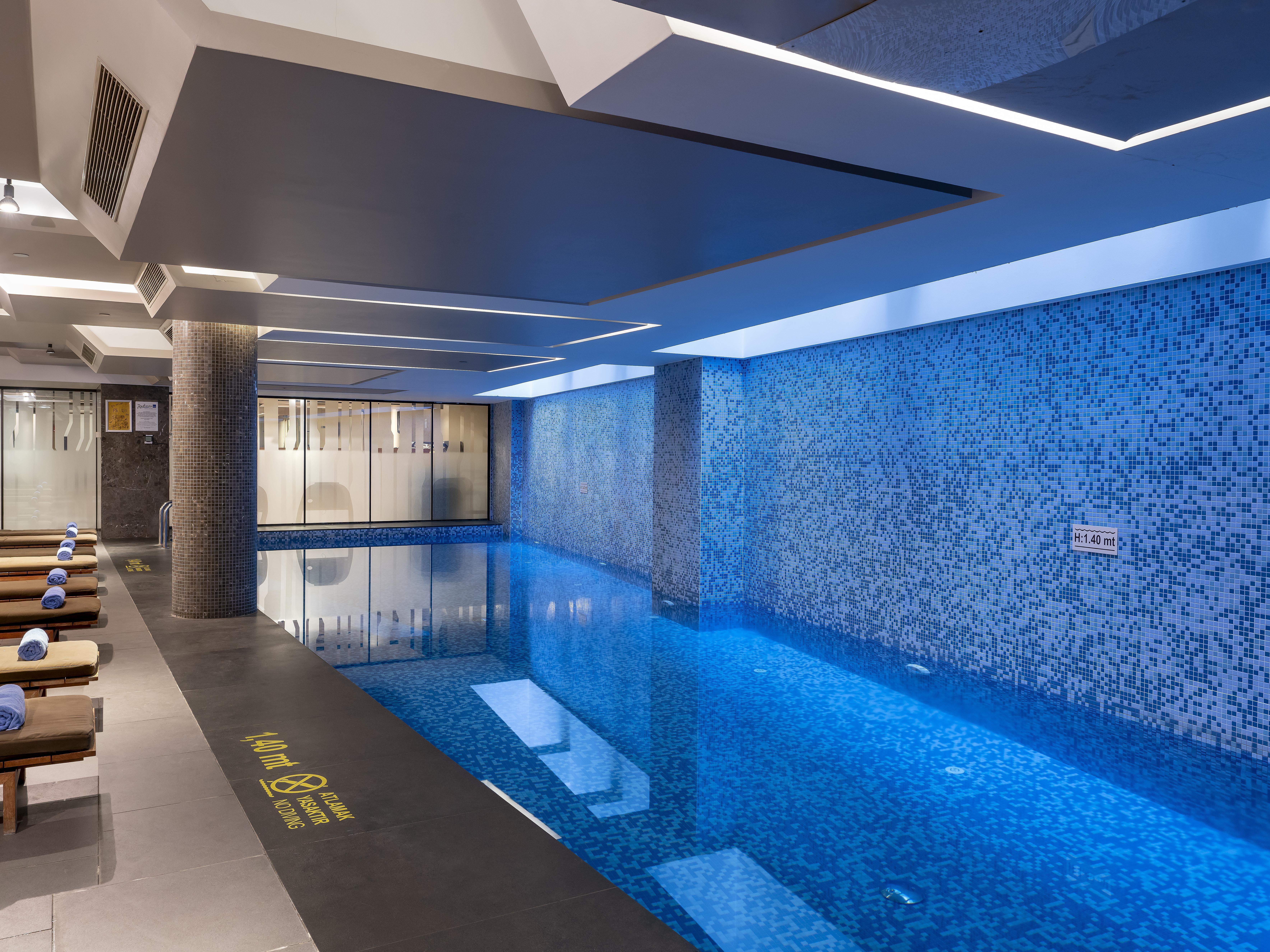 Radisson Blu Hotel Istanbul Asia Exteriér fotografie The pool at the 100 Queen's Gate