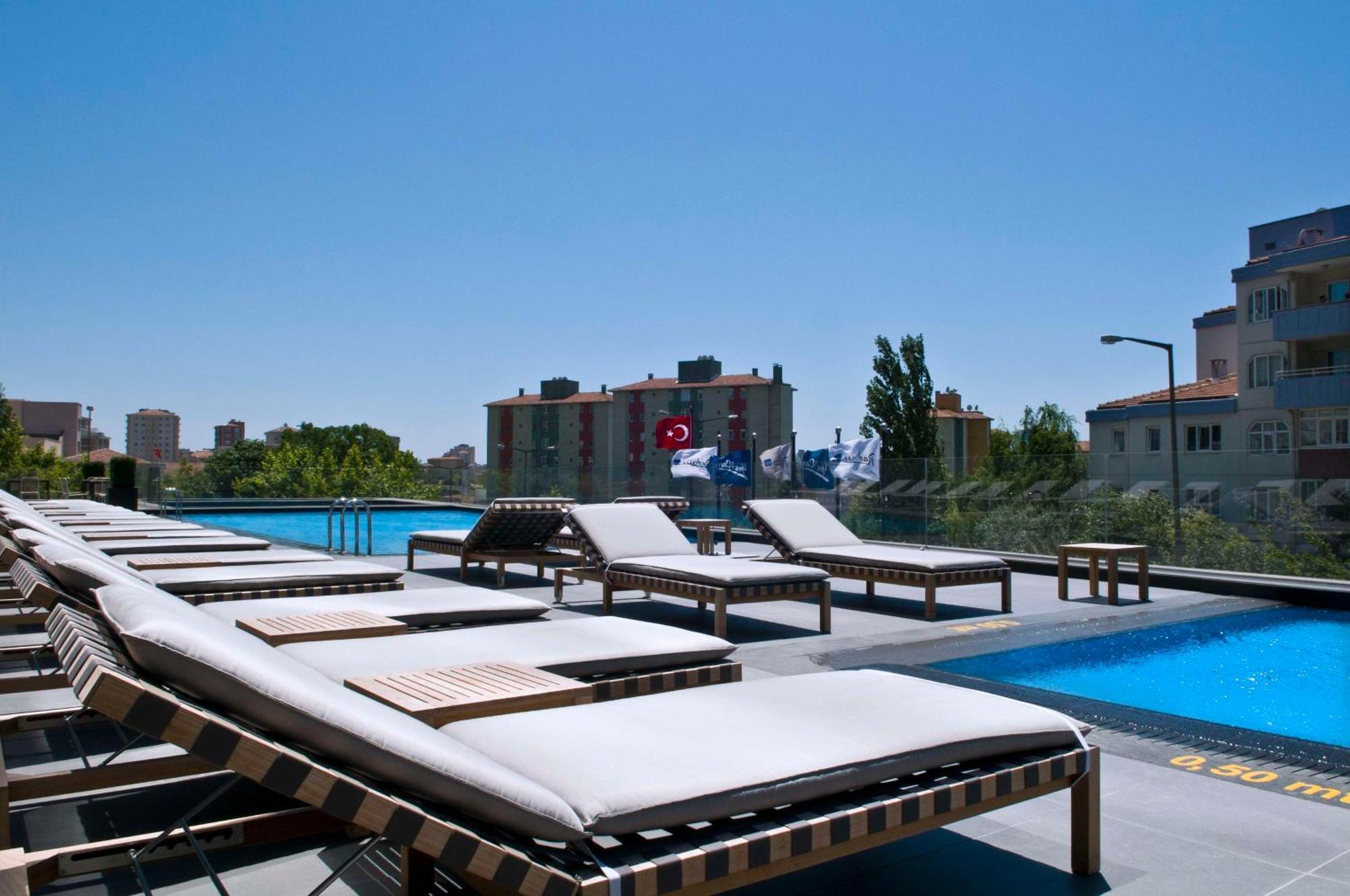 Radisson Blu Hotel Istanbul Asia Exteriér fotografie The swimming pool at the hotel